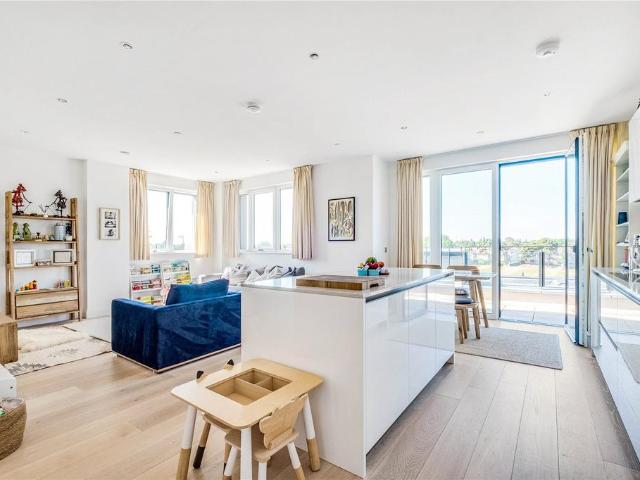Pinewood Gardens, Teddington, TW11 3 bed apartment to rent £4,840 pcm £1,117 pw