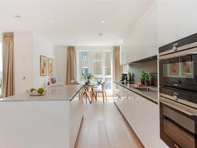 Pinewood Gardens, Teddington, TW11 3 bed apartment to rent £4,840 pcm £1,117 pw