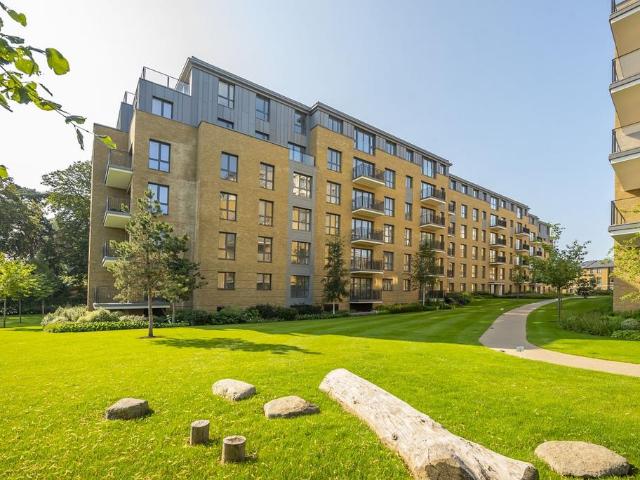 Pinewood Gardens Teddington TW11 3 bed flat to rent £4,500 pcm £1,038 pw