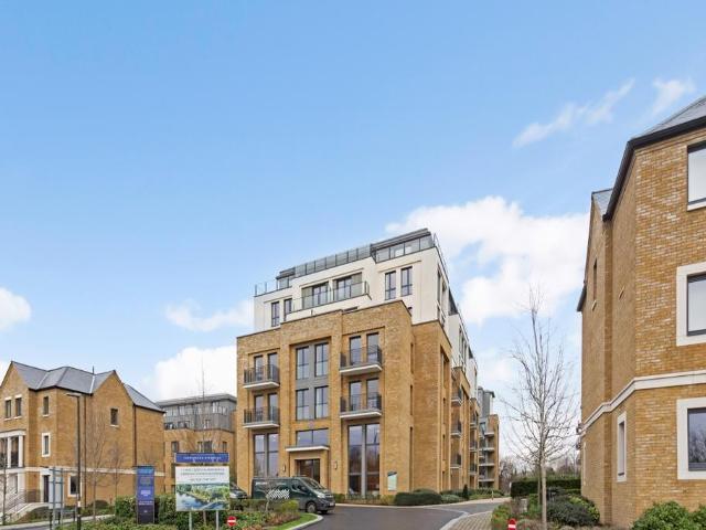 Pinewood Gardens Teddington TW11 3 bed flat to rent £4,800 pcm £1,108 pw