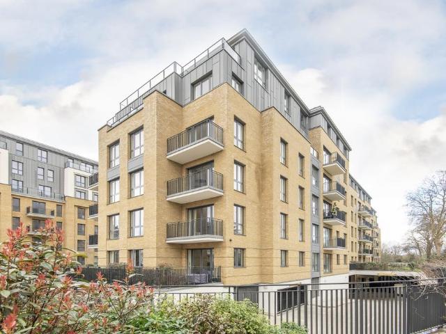 Pinewood Gardens Teddington TW11 3 bed flat to rent £4,840 pcm £1,117 pw