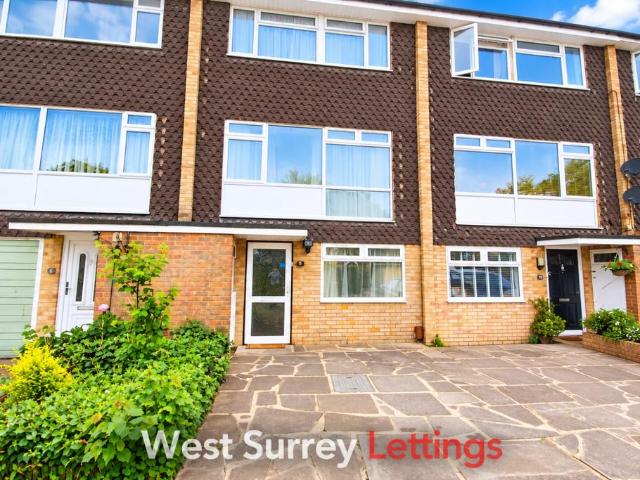 Pinewood Park, New Haw, KT15 3BS 4 bed townhouse to rent £2,200 pcm £508 pw