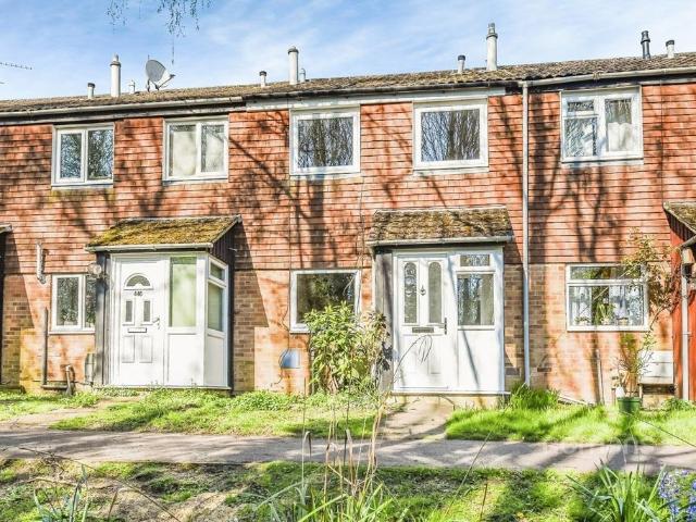Pinewood Park, Farnborough, GU14 3 bed terraced house to rent £1,650 pcm £381 pw