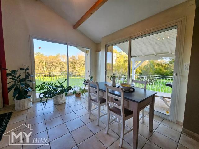 Pineuilh: Maison de plain pied, 4 chambres, jardin et dépendances