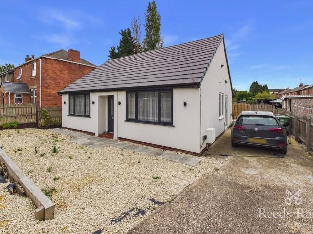 Pinfold Lane, Leeds LS26 2 bed bungalow to rent £1,250 pcm £288 pw