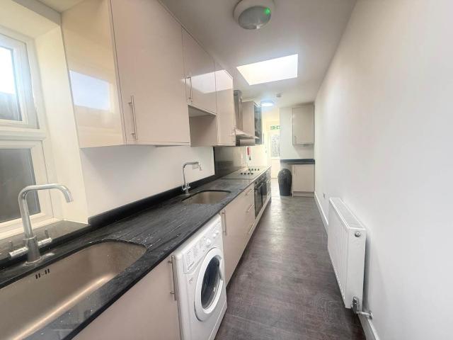 Pinglestone Close, West Drayton UB7, 6 bed shared accommodation to rent, £5,500 pcm | PrimeLocation