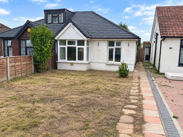 Pinkwell Avenue, Hayes, UB3 3 bed bungalow to rent £2,500 pcm £577 pw