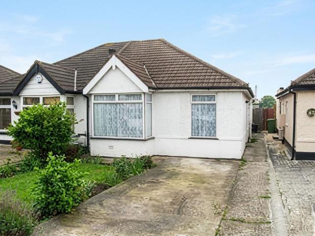 Pinkwell Avenue, Hayes, UB3 3 bed semi detached bungalow to rent £2,900 pcm £669 pw