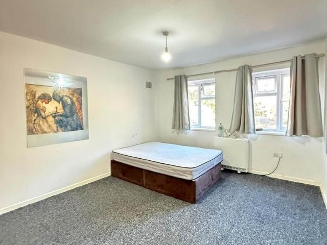 Pinn Close, Cowley 3 bed maisonette to rent £1,899 pcm £438 pw