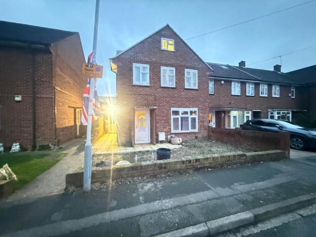 Pinn Close, Cowley UB8, 3 bed flat to rent, £2,500 pcm | PrimeLocation