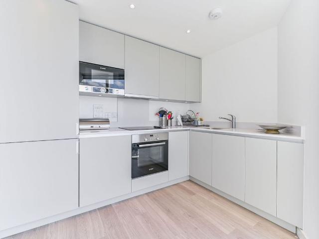 Pinnacle Apartments, East Croydon, Croydon CR0, 2 bed flat to rent, £2,100 pcm | PrimeLocation