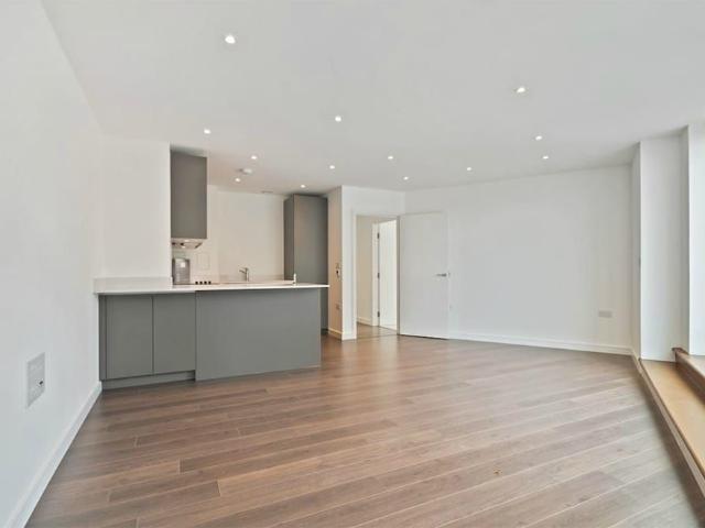 Pinnacle Apartments, Saffron Central Square, Croydon CR0, 3 bed flat to rent, £2,200 pcm | PrimeLocation