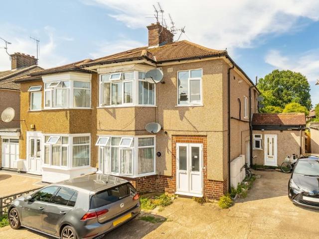 Pinner Park Avenue, Harrow 2 bed apartment to rent £1,750 pcm £404 pw