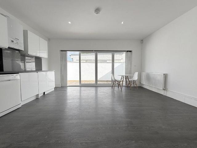Pinner Road, Northwood HA6, 1 bed flat to rent, £1,450 pcm | PrimeLocation