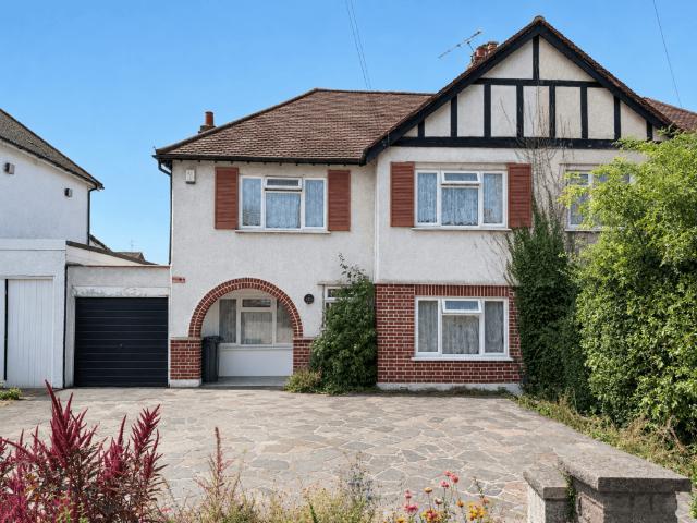 Pinner Road, Northwood, HA6 3 bed semi detached house to rent £2,500 pcm £577 pw