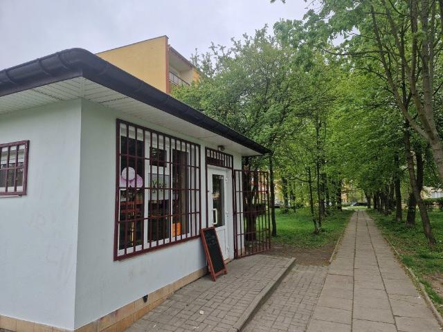 Lokal usługowo handlowy 50 m² z witrynami i parkingiem
