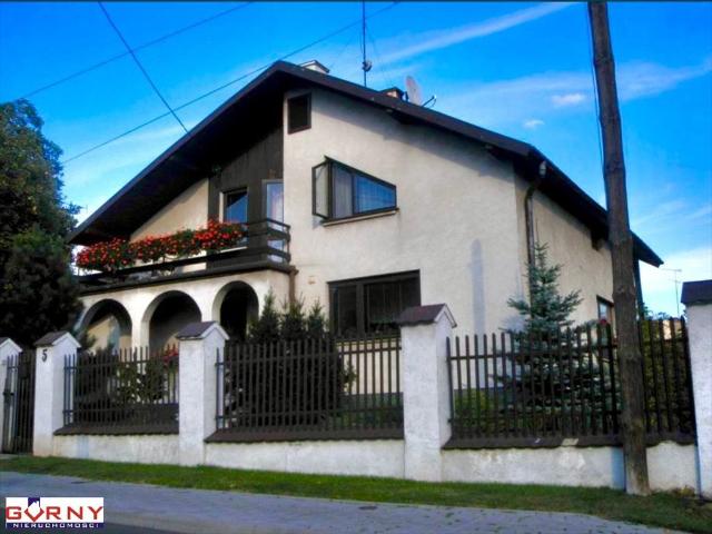Polecam przestronny dom 216 m² z garażem i tarasem w centrum Piotrkowa