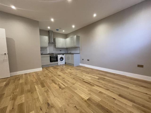 Pioneer House, Fleet GU51, 3 bed flat to rent, £1,475 pcm | PrimeLocation