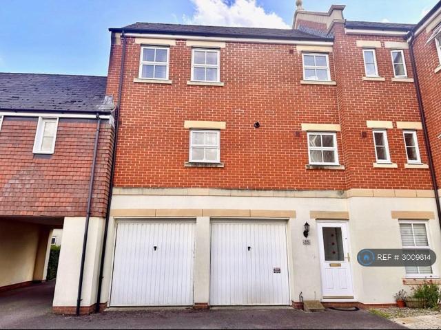 Pioneer Road, Swindon, SN25 2 bed terraced house to rent £1,250 pcm £288 pw