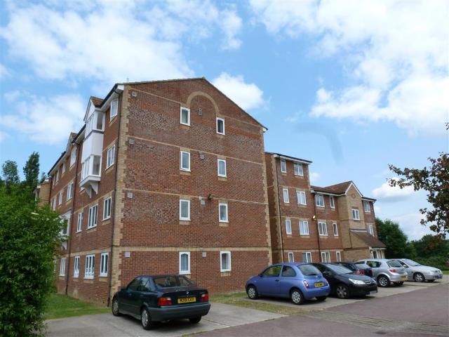 Pioneer Way, WATFORD, WD18 Studio to rent £1,175 pcm £271 pw