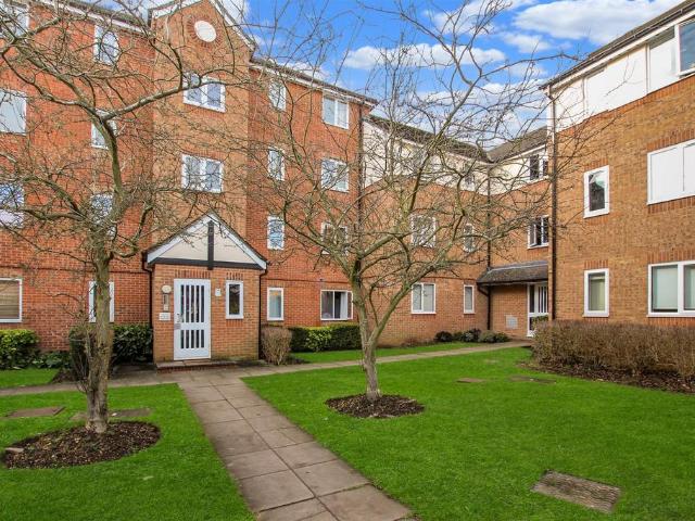 Pioneer Way, Watford 2 bed flat to rent £1,600 pcm £369 pw