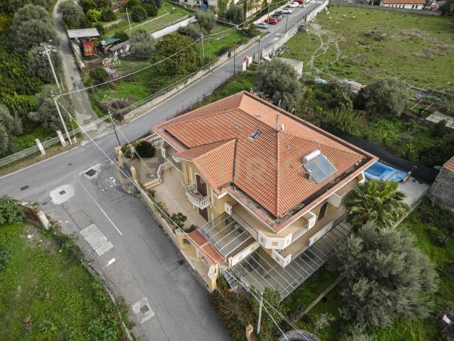 Piazza Antonio Stracuzzi 4 17 vani 448mq