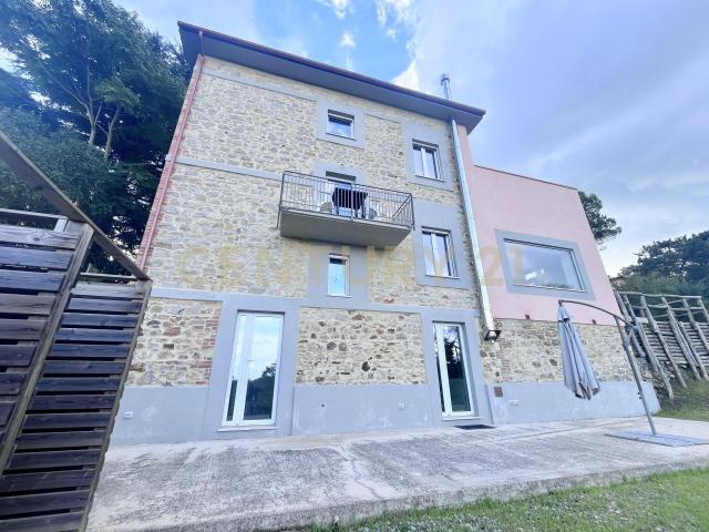 Piazza Barbana 35 10 vani 308mq