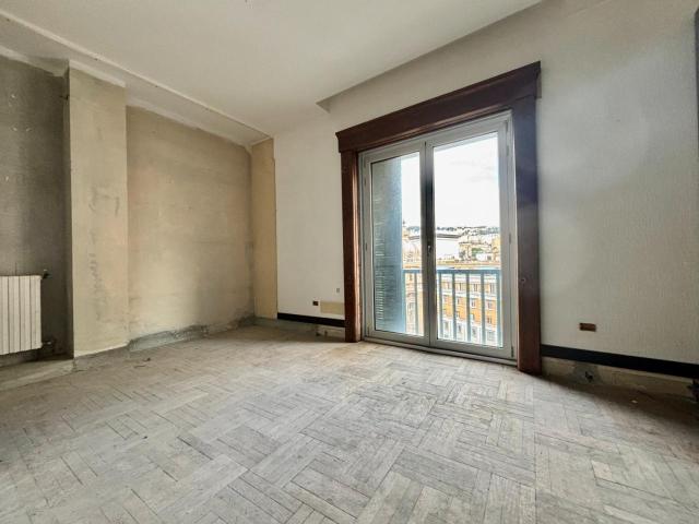 Piazza Dante 10/5 8 vani 130mq