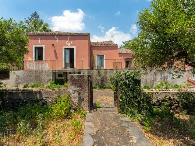 Piazza F. M. Scuderi 7 13 vani 280mq