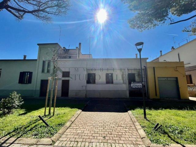Piazza Ingegner Nicola Andriola 3 6 vani 180mq