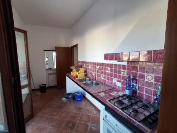 Piazza Magione – All'interno di una palazzina ristrutturata e dotata di ascensore, proponiamo un appartamento rifinito nei dettagli. L'immobile si apre su un ingresso con porta blindata che conduce a un ampio salone doppio con camino. La zona notte compre