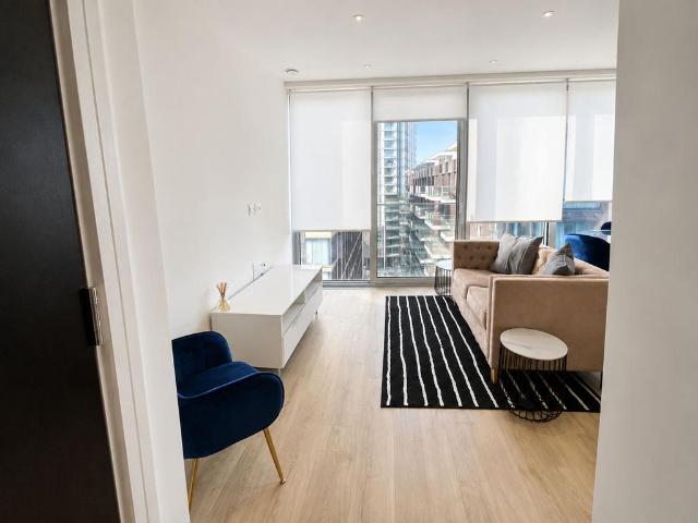 Piazza Walk, London E1 Studio to rent £3,000 pcm £692 pw