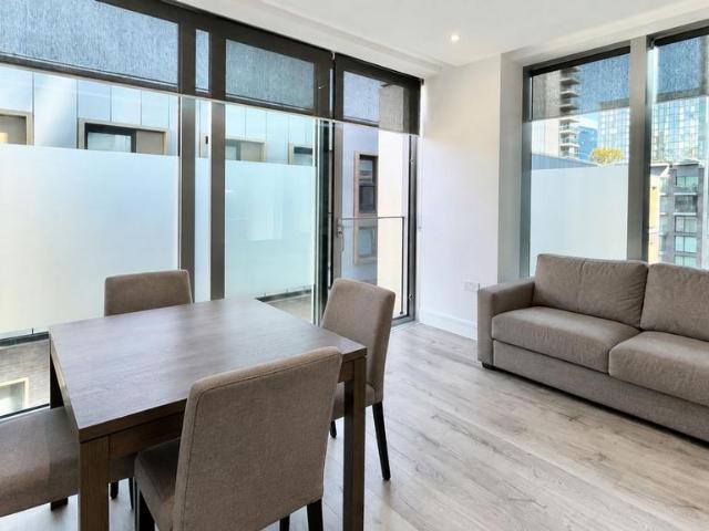 Piazza Walk, London E1 Studio to rent £2,750 pcm £635 pw