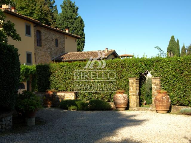Pian dei Giullari porzione villa con giardino e terrazza vista monumenti, Birello immobiliare affitta e vende ville di lusso a Firenze | Birello Immobiliare