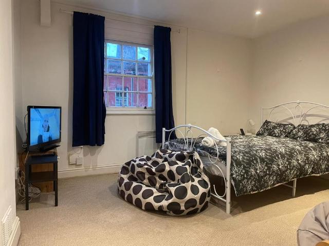 Picton Street, Bristol BS6 1 bed flat to rent £1,050 pcm £242 pw