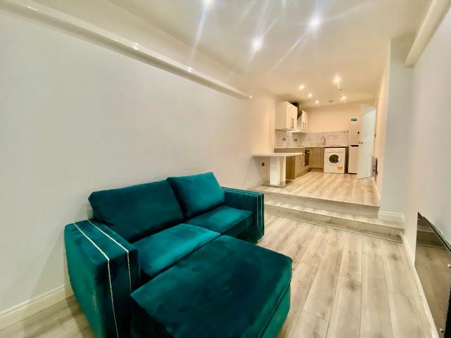 Picton Road, Liverpool L15, 2 bed flat to rent, £895 pcm | PrimeLocation
