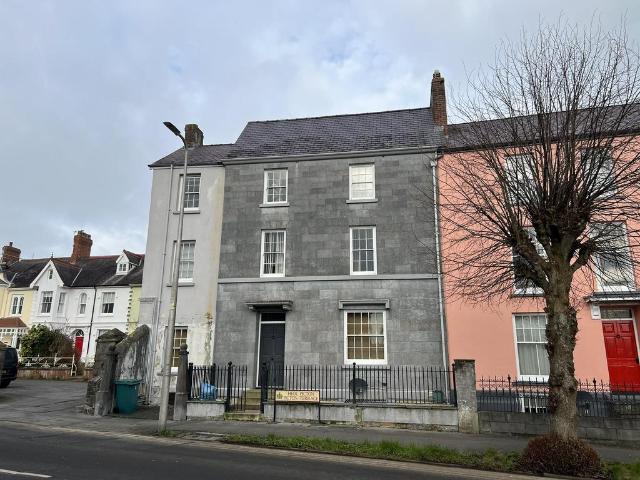 Picton Terrace, Carmarthen. 2 bed flat to rent £825 pcm £190 pw