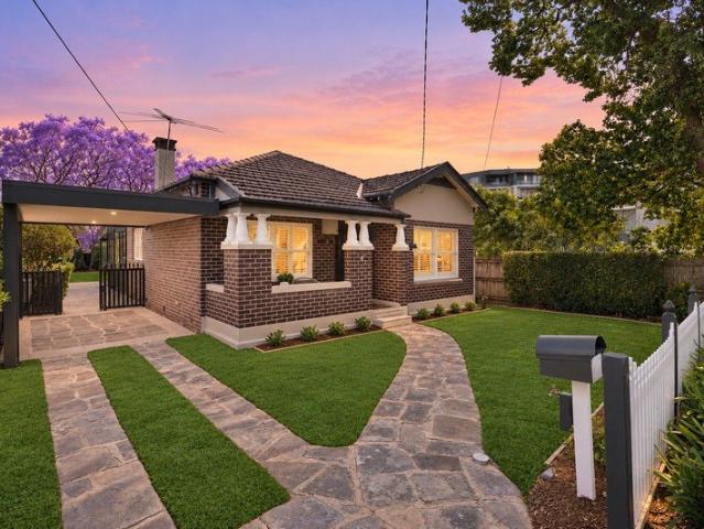 Picture Perfect Bungalow Charm in a Peaceful Cul de sac