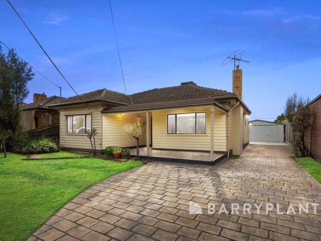 Picture Perfect Family Living with Bonus Bungalow