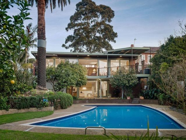 Picturesque views on over 1000sqm seconds from Anderson Park