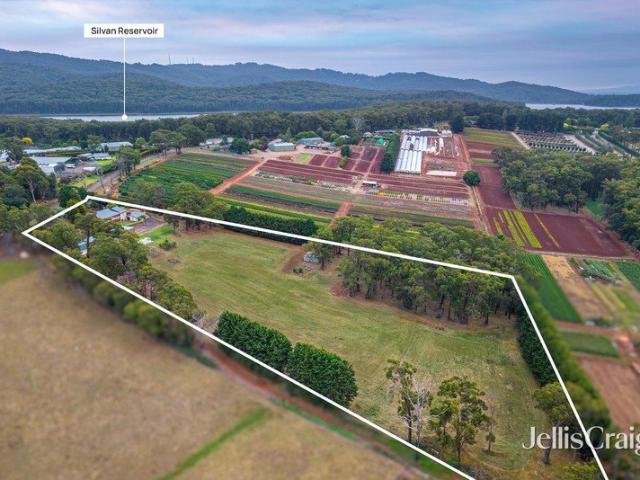 Picturesque acreage, renovated style & fabulous shedding