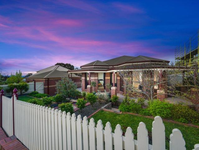 Picturesque Buninyong Setting: Panoramic Vistas, Fruit Orchards & Mount Views!