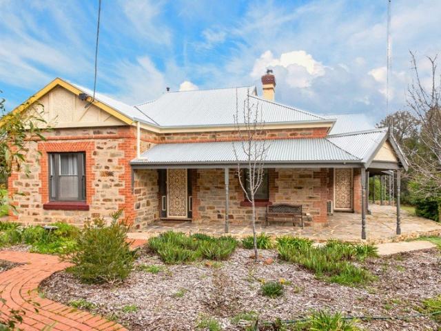 Picturesque Heritage Living on Paradise Street!