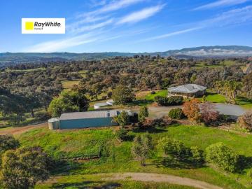 Picturesque Lifestyle Property!