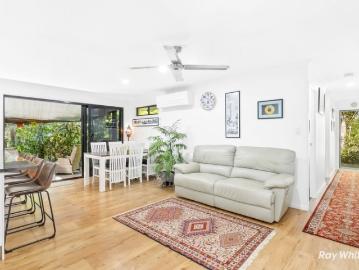 Picturesque Private Retreat: Suburban Sanctuary with Beautiful Bush Backdrop!