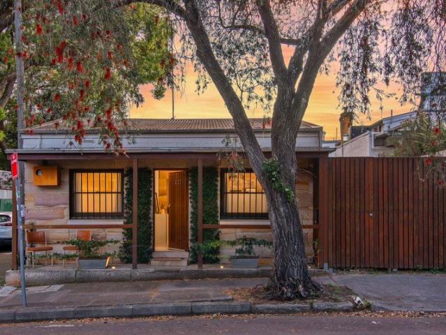 Picturesque Sandstone Cottage at Heart of Newtown Lifestyle