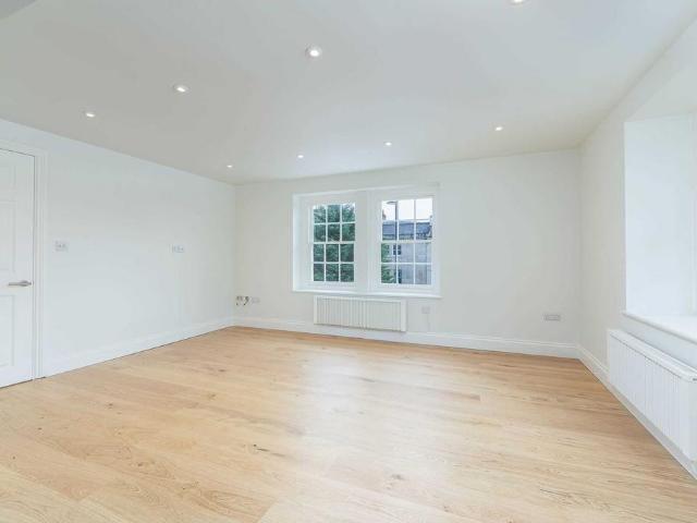 Piccadilly Place 2 bed apartment to rent £1,600 pcm £369 pw
