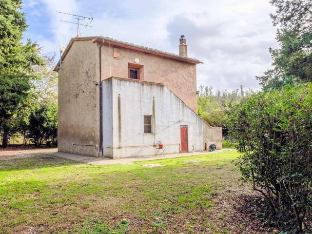 Piccolo casale con giardino in vendita a Volterra 108m² Volterra