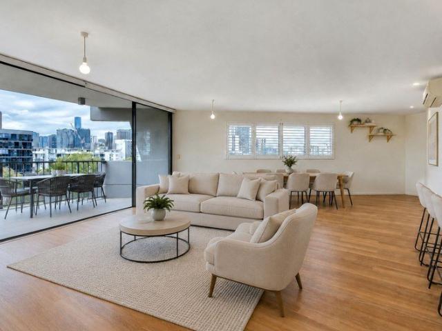 PICK OF THE COMPLEX HUGE SUB PENTHOUSE STYLE APARTMENT