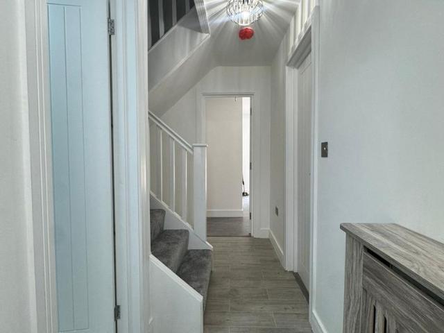 Pickett Avenue, Headington, Oxford. 5 bed end of terrace house to rent £3,750 pcm £865 pw